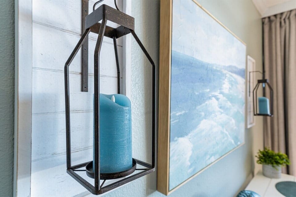 Small coastal touches add character without distracting from the space.