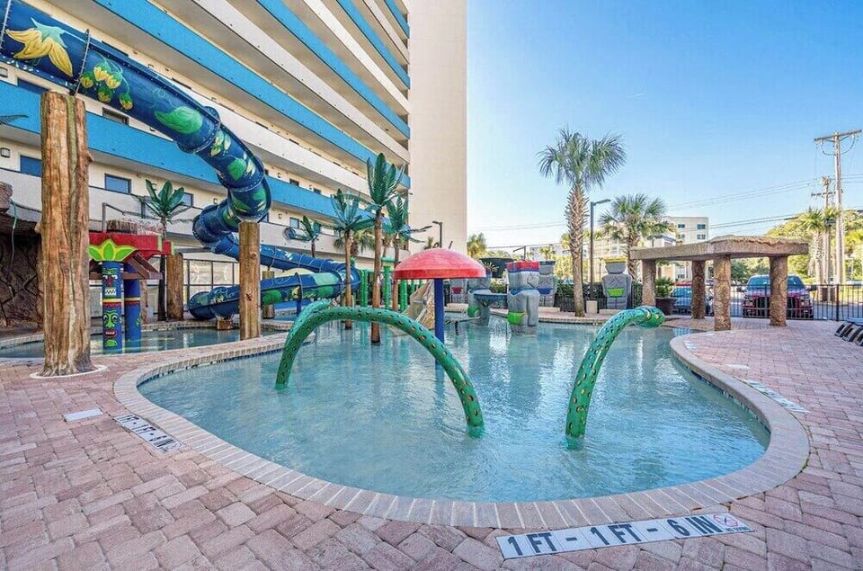 Do the kiddos need to cool off between beach outings? Enjoy the splash pool area!