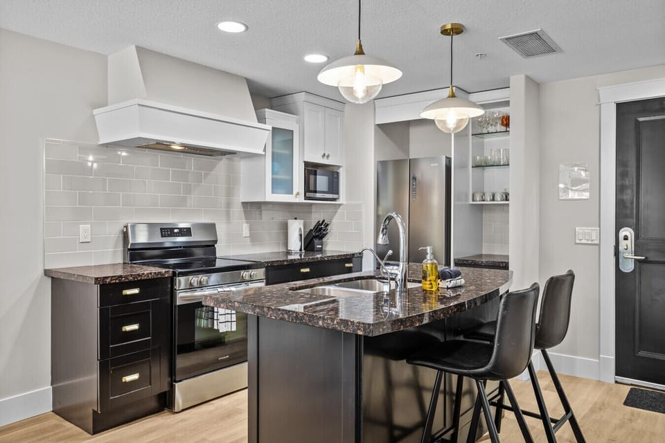 Countertop seating in kitchen