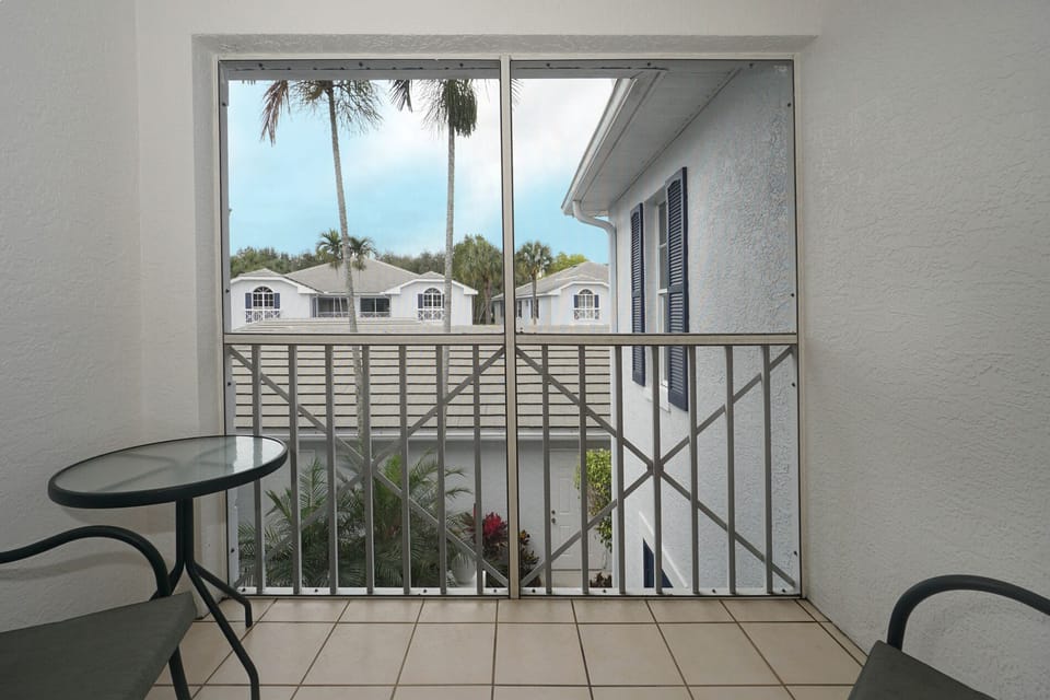 Front screened-in lanai off of dining room
