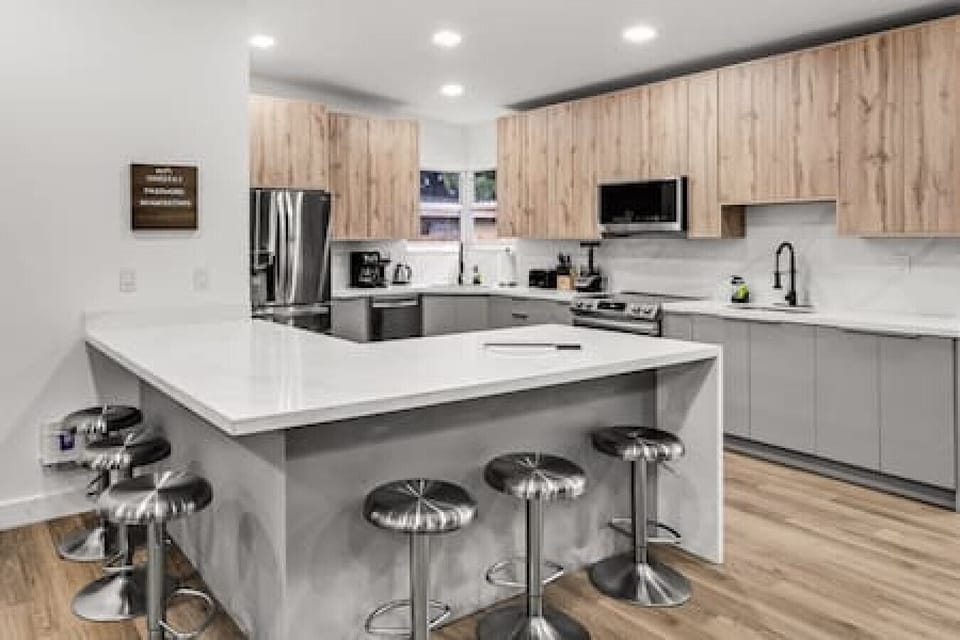 Spacious kitchen counter