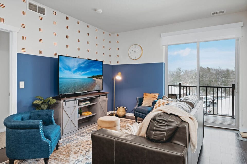 Chill, stream, and enjoy with Smart TV and WiFi 📺🌐