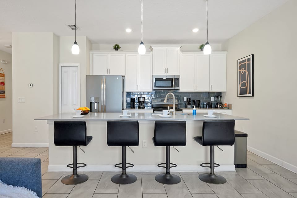 Integrated kitchen with bar stools to enjoy a lovely family breakfast