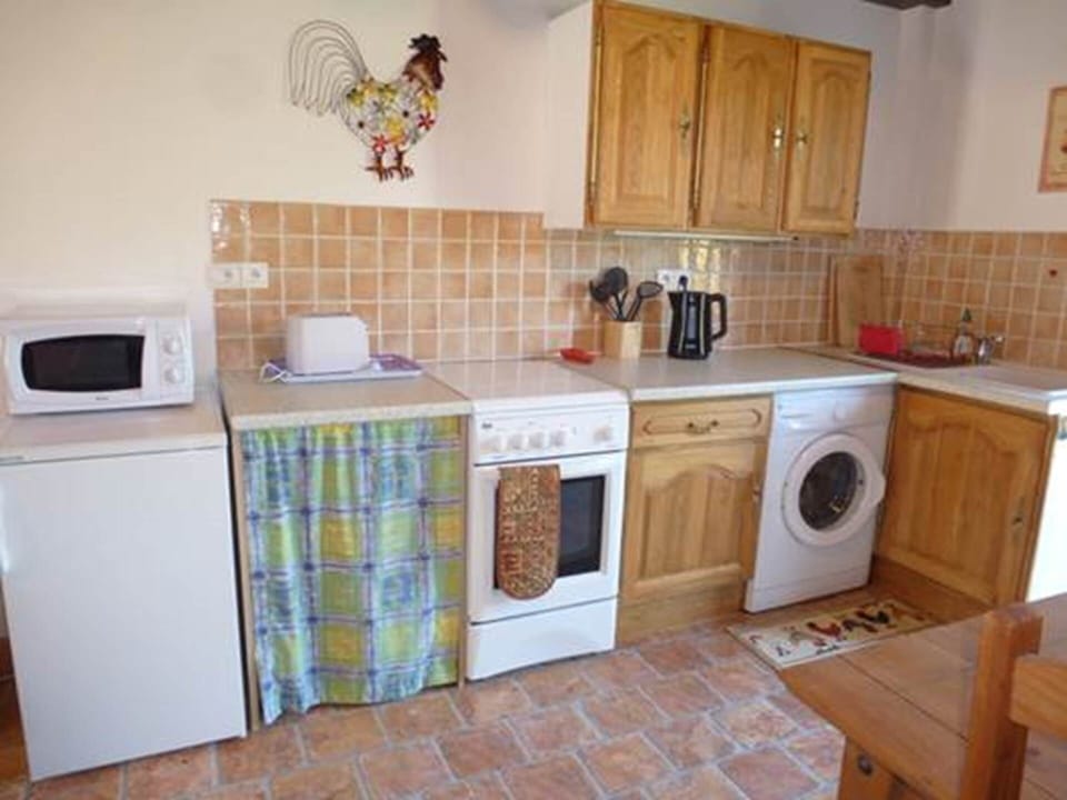 Fully Equipped kitchen in Poppies