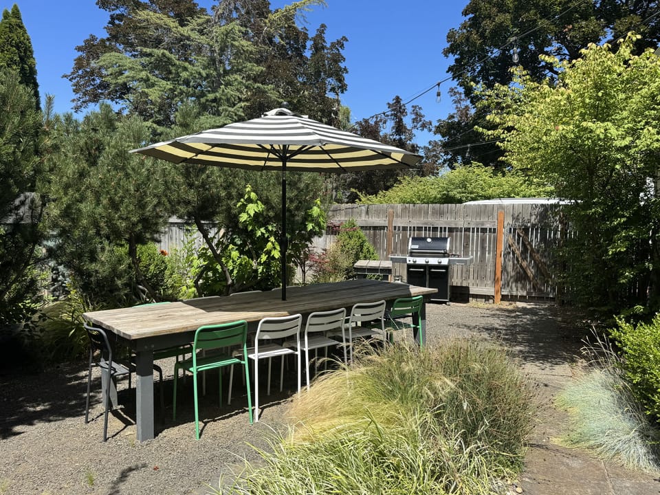 Outdoor dining for 12 / private fenced back yard, w/ Weber propane BBQ.