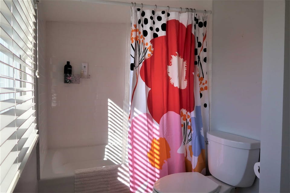 Tub/shower in full bathroom
