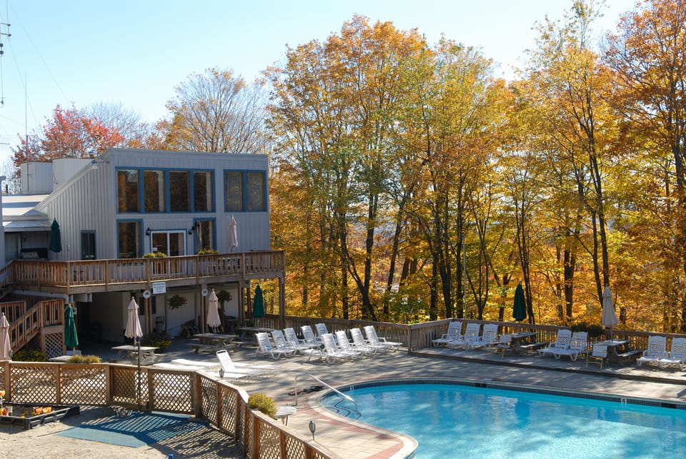 Outdoor pool available seasonally ! 