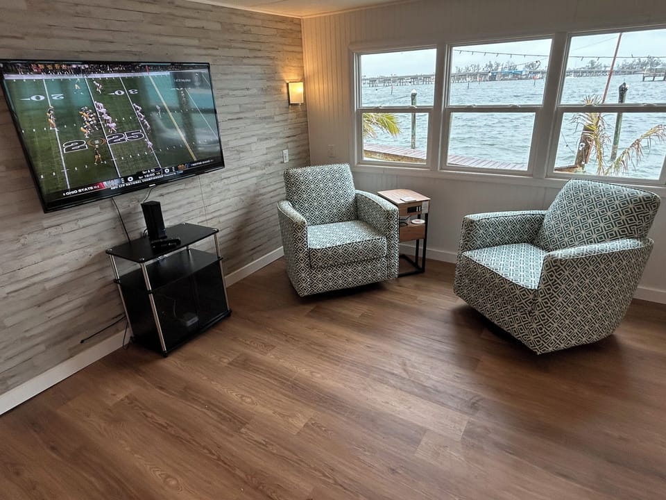 Million Dollar View from living room with fabulous paintings + Smart TV + cable