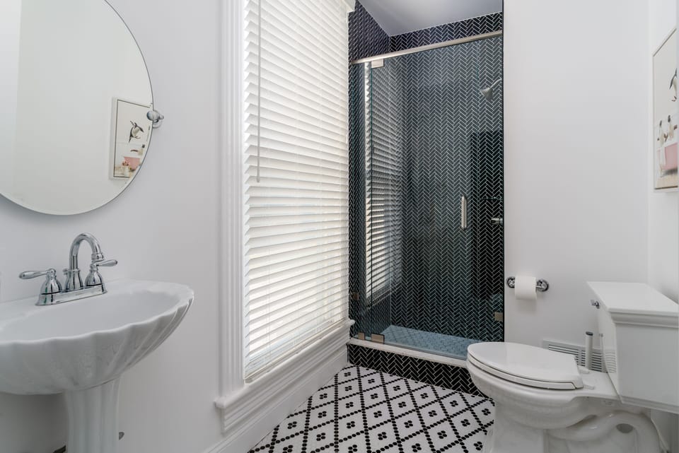 Additional full bathroom in the parlor for your guests to use
