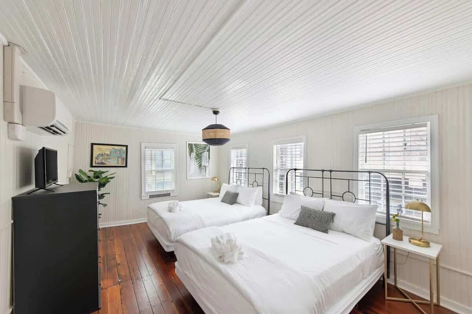 Bedroom #5: Two Queen Beds + TV