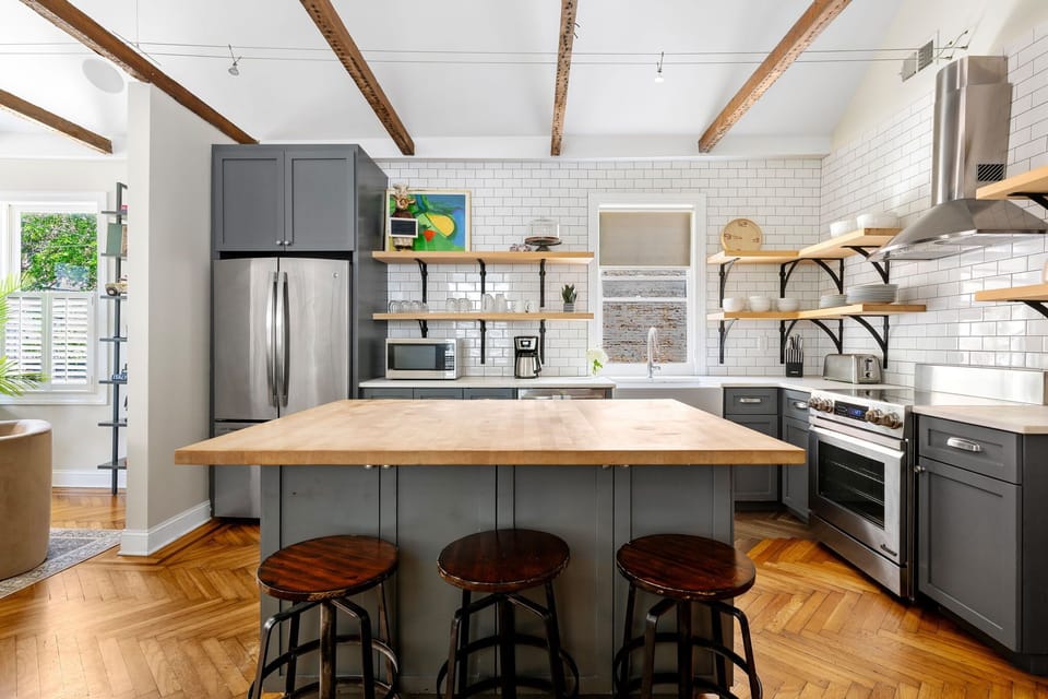 Fully equipped kitchen with dining for two and 3 seats at the island