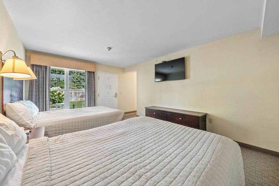 homes near beachfront in Kelleys Island