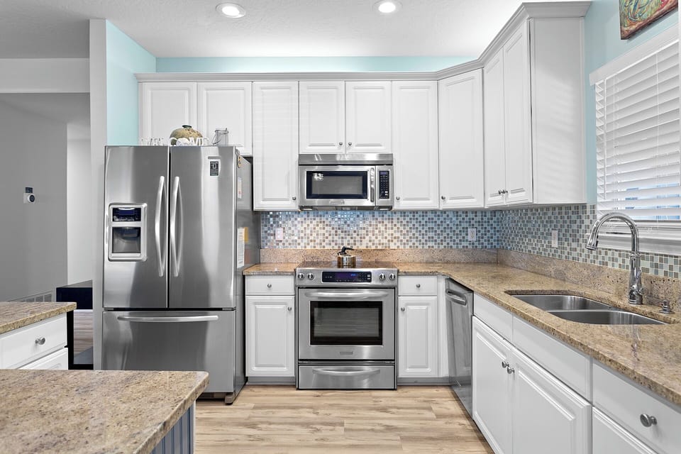 Sea Breeze Cottage Kitchen Alt