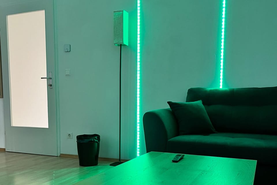 Gemütliche Stimmung im Wohnzimmer-Bereich mit LED Rückwand