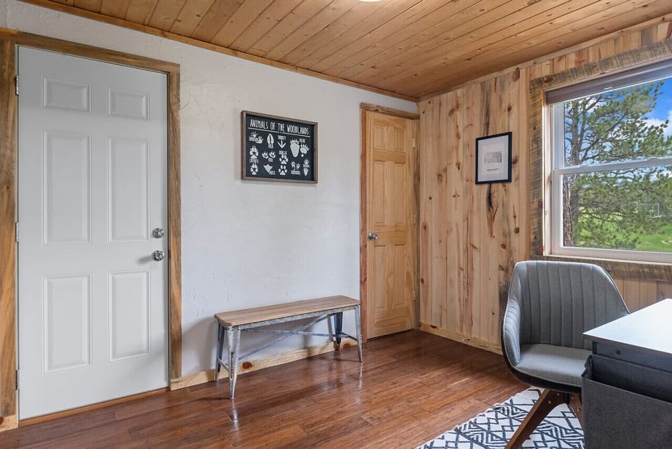 Cabin 6 Dedicated Workspace!