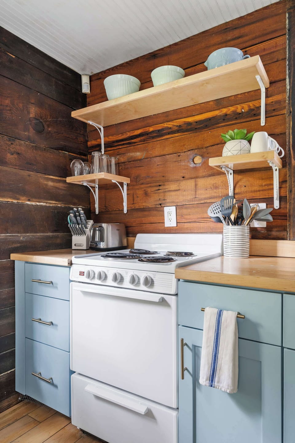 Fully equipped kitchen with everything you need to cook a meal!