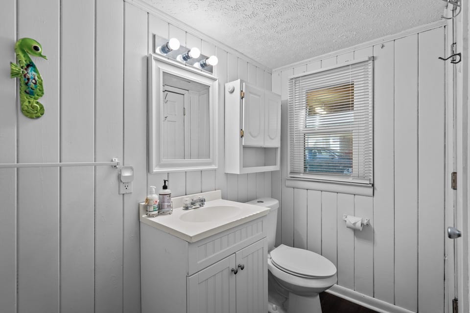 Full bathroom, bathtub