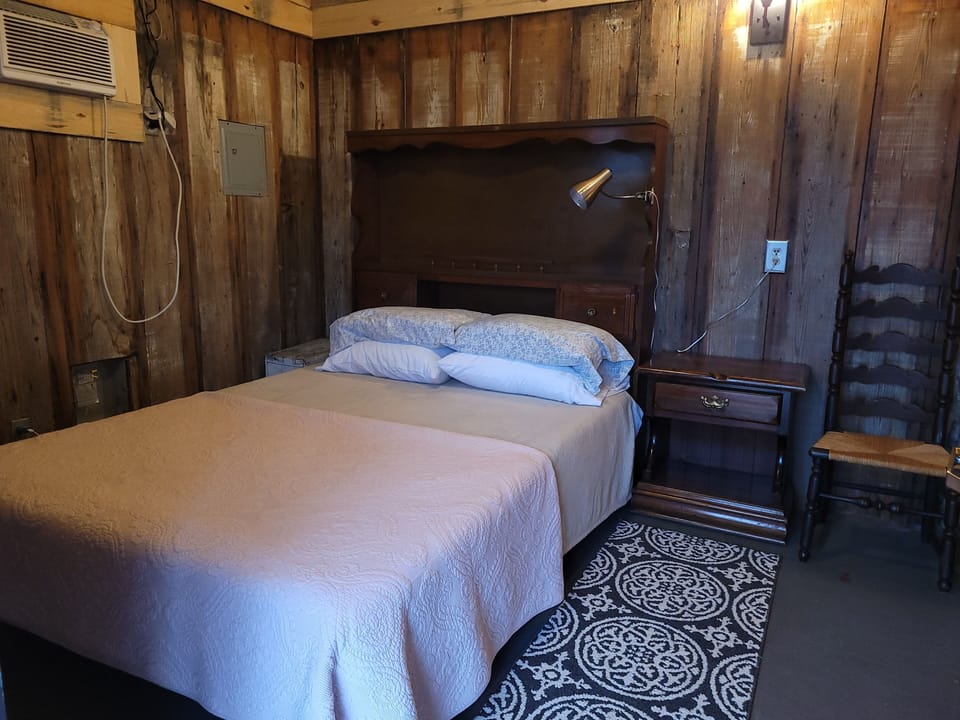 Queen bed. Cabin includes AC/Heat, Wifi, Electric, Ceiling Fan