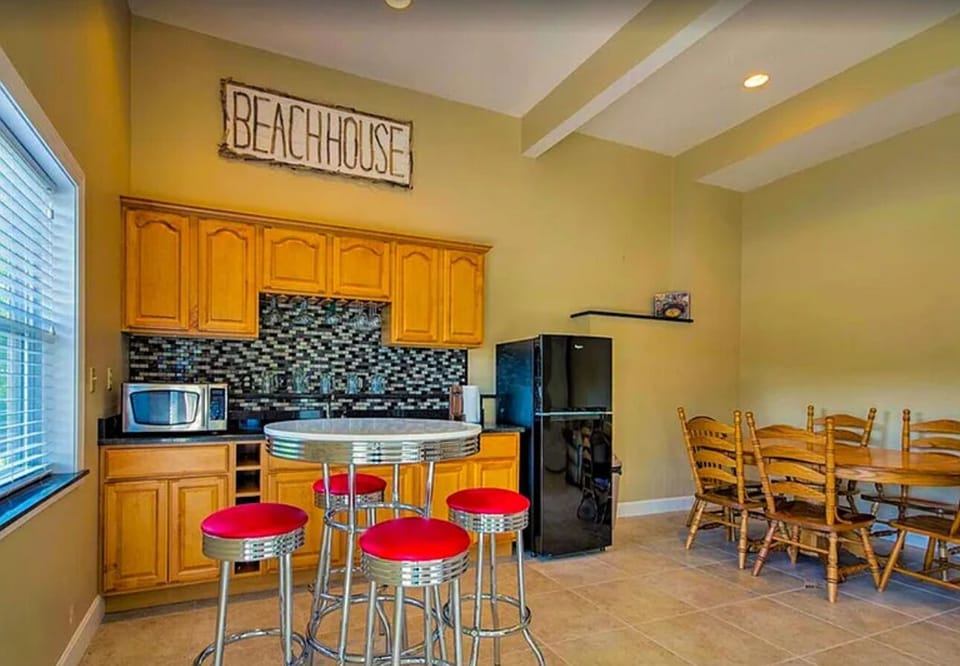 Snack Kitchenette Lower Level-convenient for a quick bite and drinks, play games