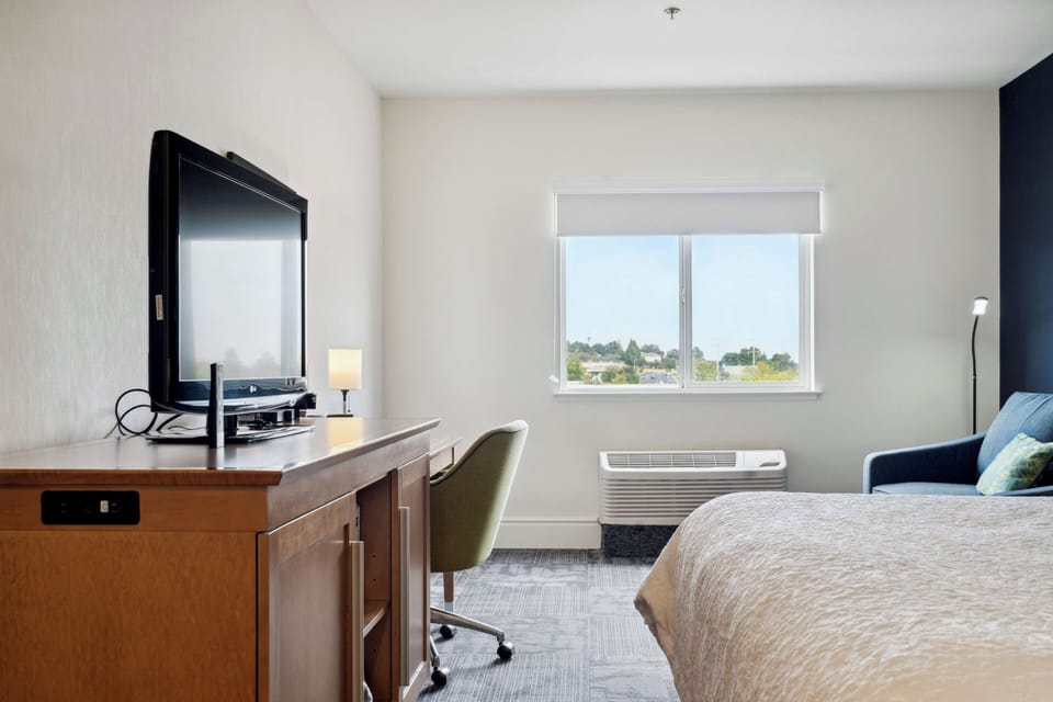 Unit with 1 King bed. Exact unit will be assigned upon arrival. Views, colors, and decor may vary.