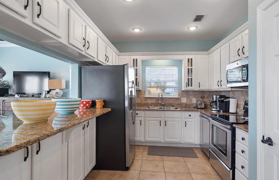 Can you imagine cooking in this fully equipped kitchen