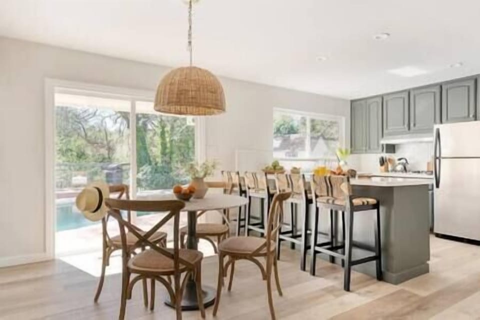 Bright kitchen with peninsula and breakfast nook