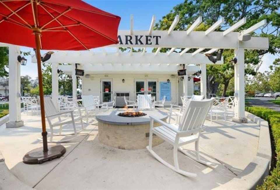 Silverado Resort Market: coffee, pastries, sandwiches, brick oven pizza