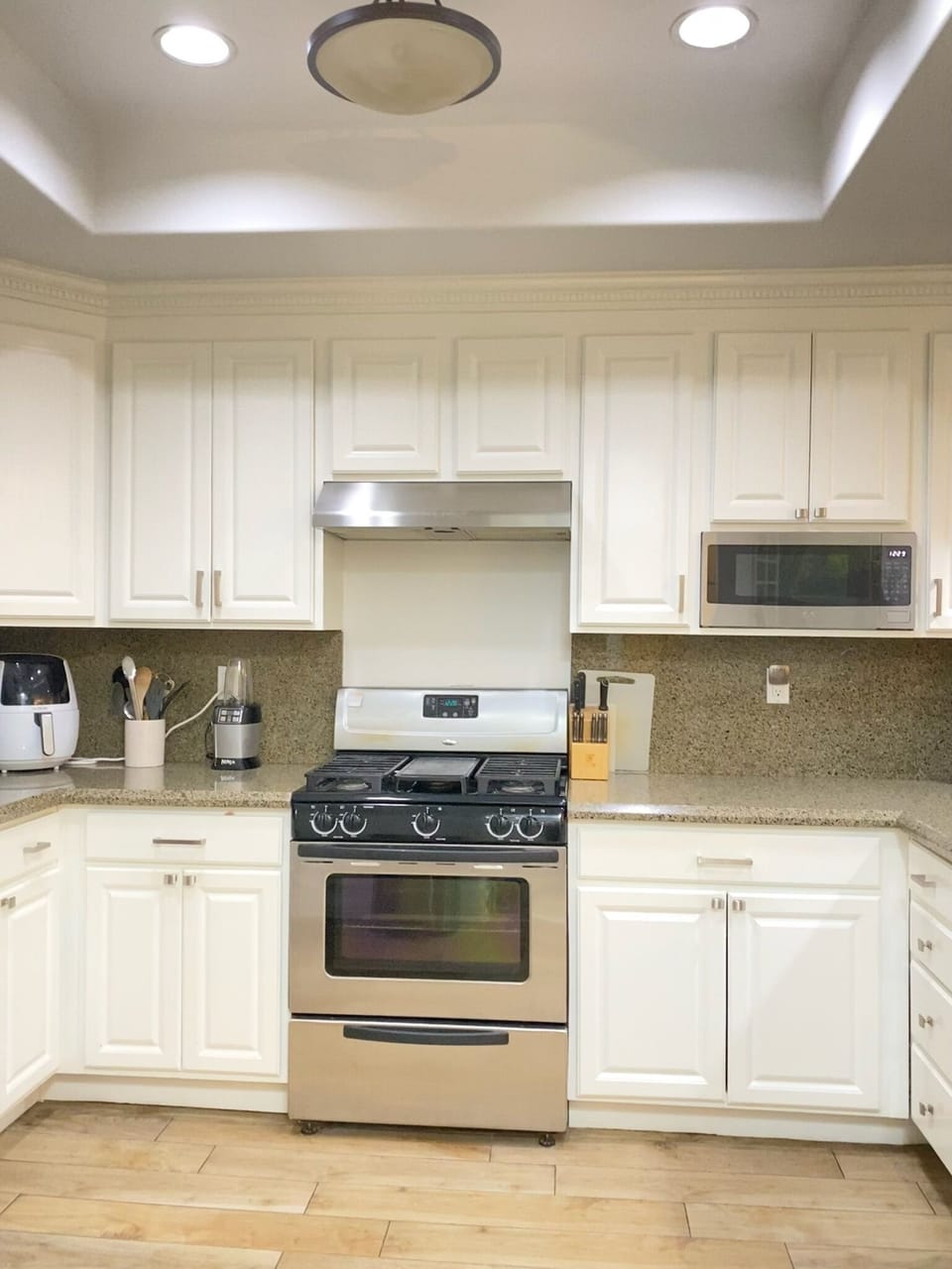 Kitchen with stainless steel, oven, microwave, fridge and dishwasher 