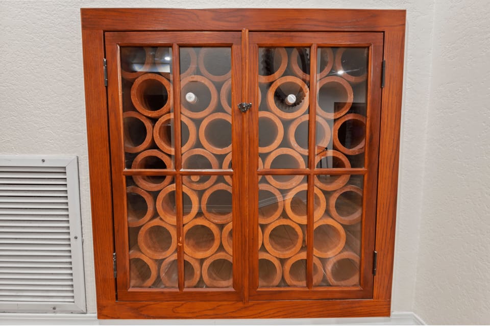 Store up to the 40 bottles of wine in the wine cellar cabinet!
