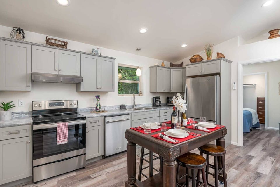 Kitchen / Dining Area