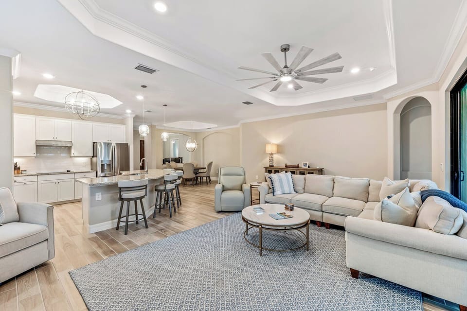 Beautiful, welcoming furniture & décor