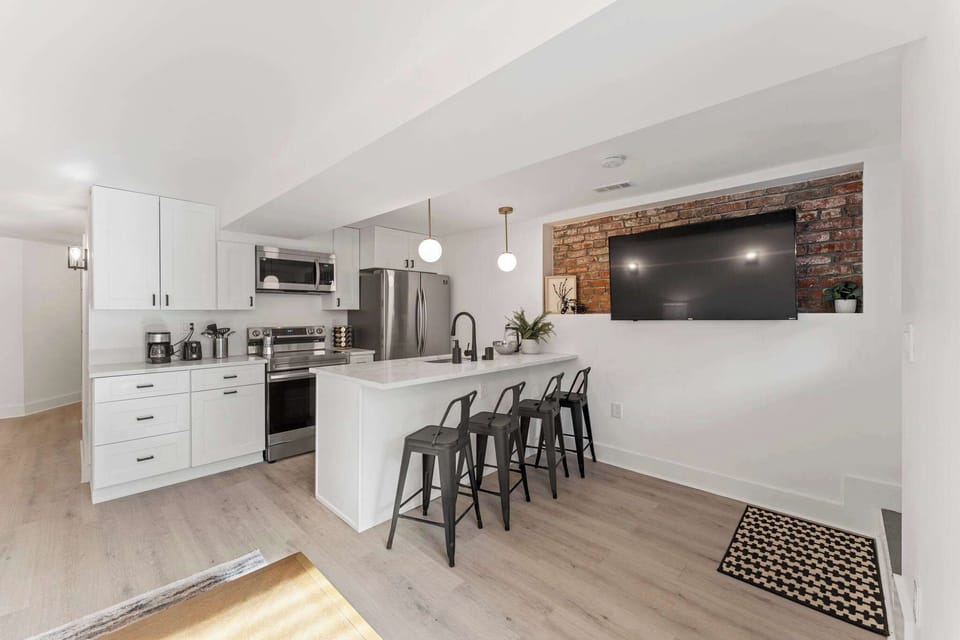 Dining bar with quartz counters
