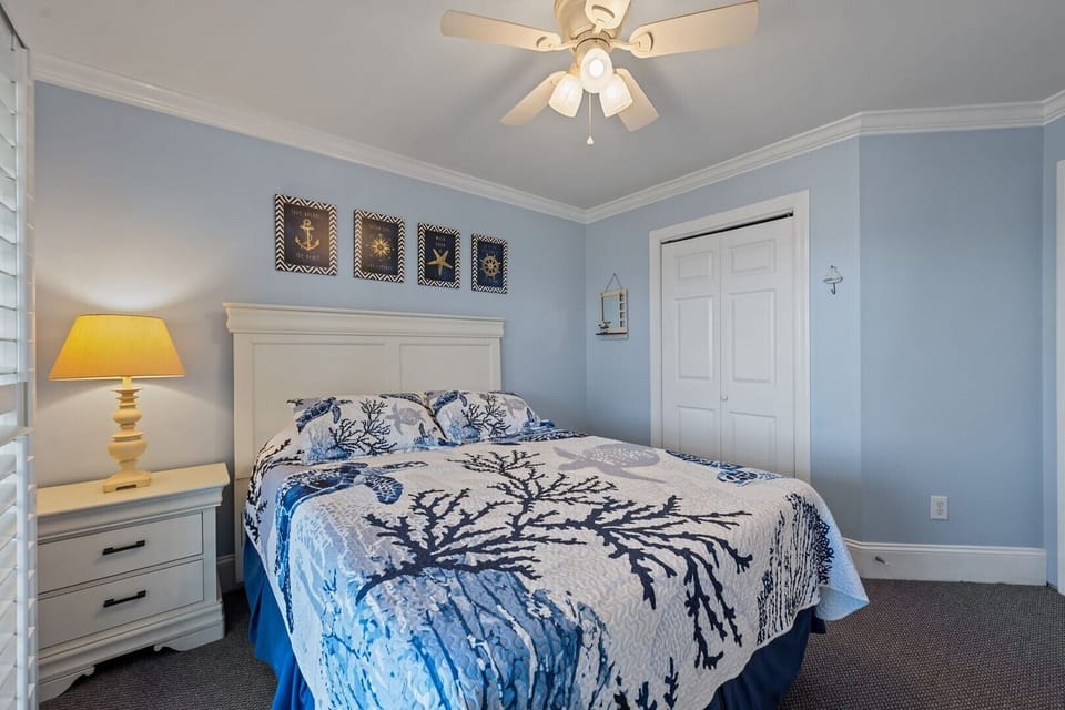 Queen Middle Bedroom - Oceanfront