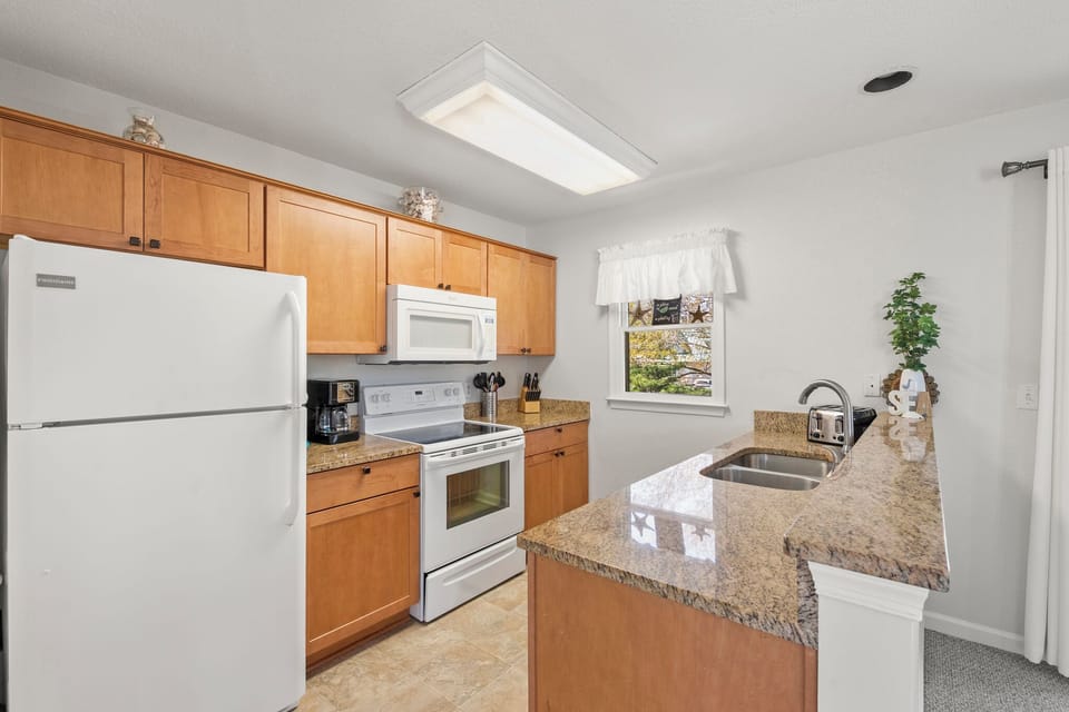 CL21M: Corolla & Lime | Mid Level Kitchen