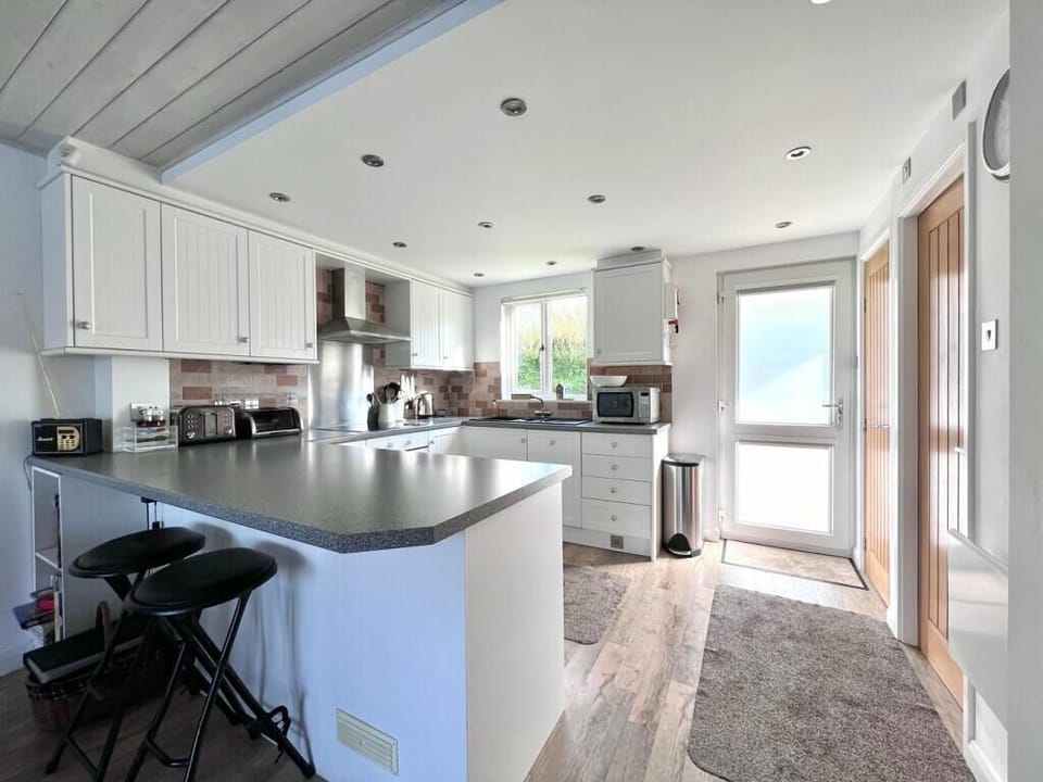 Full kitchen with washing machine, dishwasher, wine chiller and coffee machine.