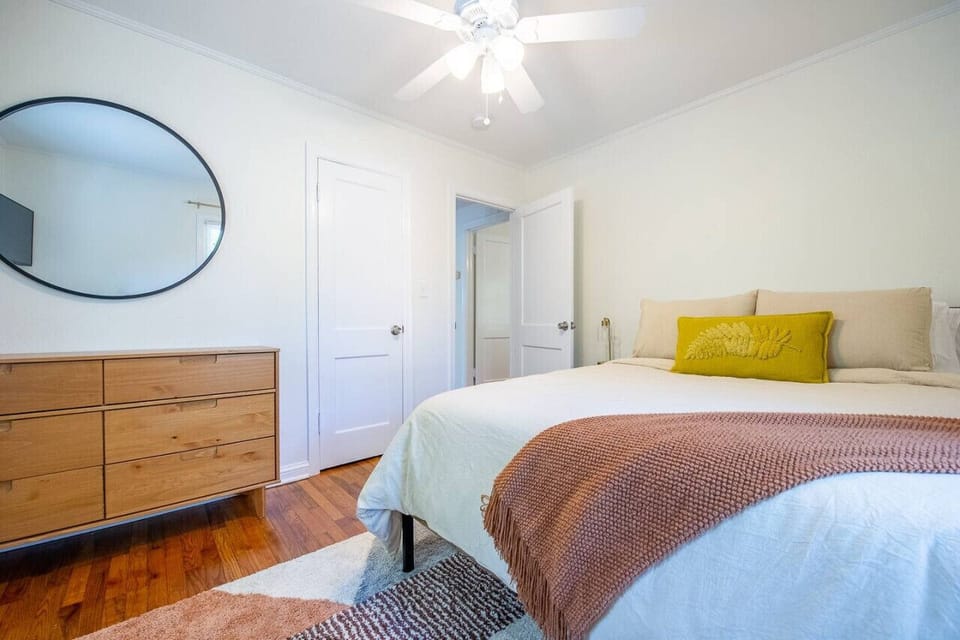Queen sized bed w/ soft sheets and 6 plush pillows! Bedside lamp with USB port. Smart TV.