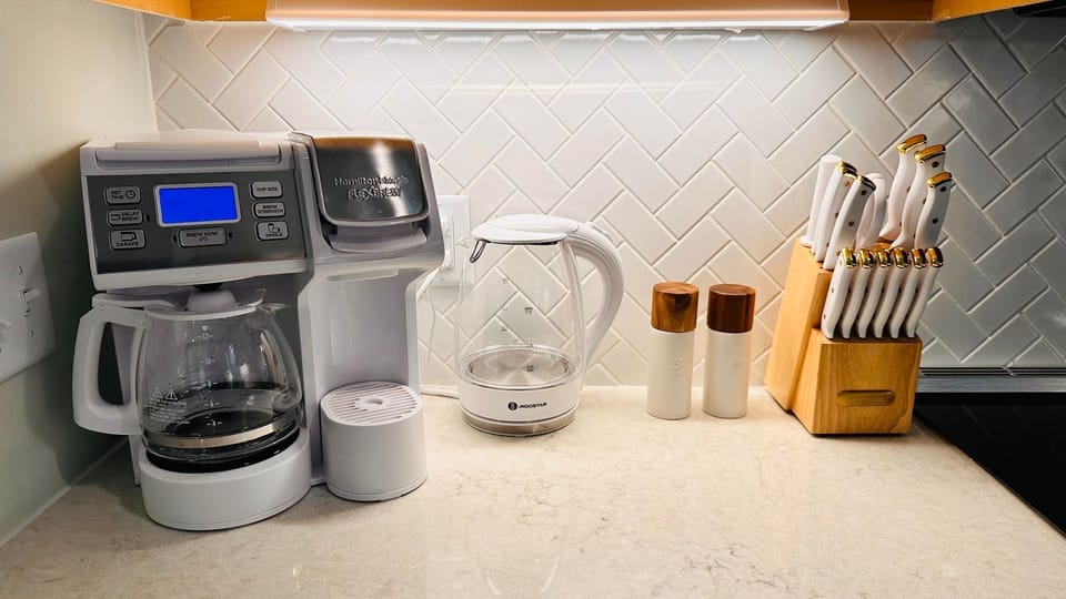 K-Cup/Pot combo coffee maker & a tea kettle