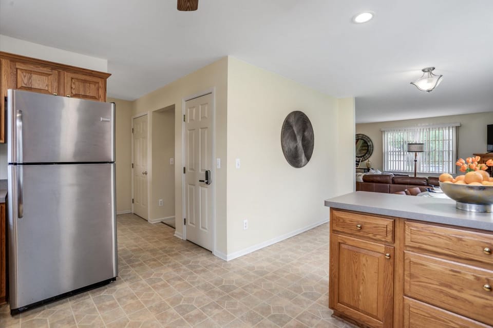 Chill out in our kitchen, home to a full-sized refrigerator ready to stock your favorite snacks and refreshments! Cool drinks, crisp veggies, or maybe some midnight ice cream? Your culinary escapades start here.