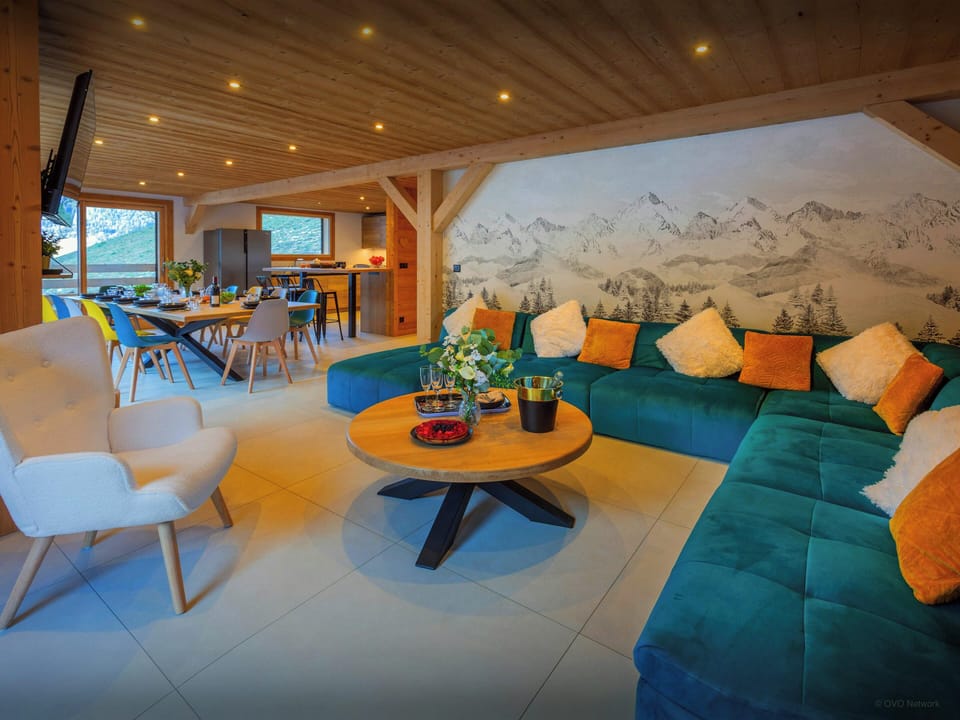 Lounge/Dining