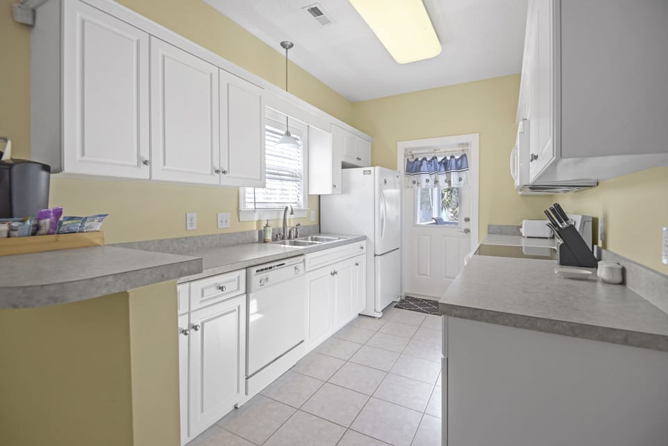 Fully equipped kitchen. Dishwasher included.