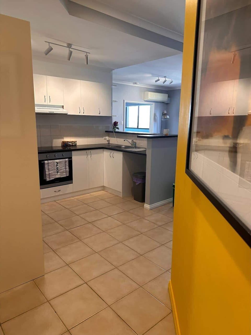 Easy flow connecting kitchen, dining, and lounge areas 😉