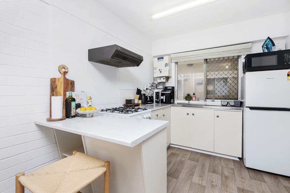 This bright and airy kitchen is perfect for whipping up delicious meals. The spacious countertop and modern appliances make cooking a breeze.