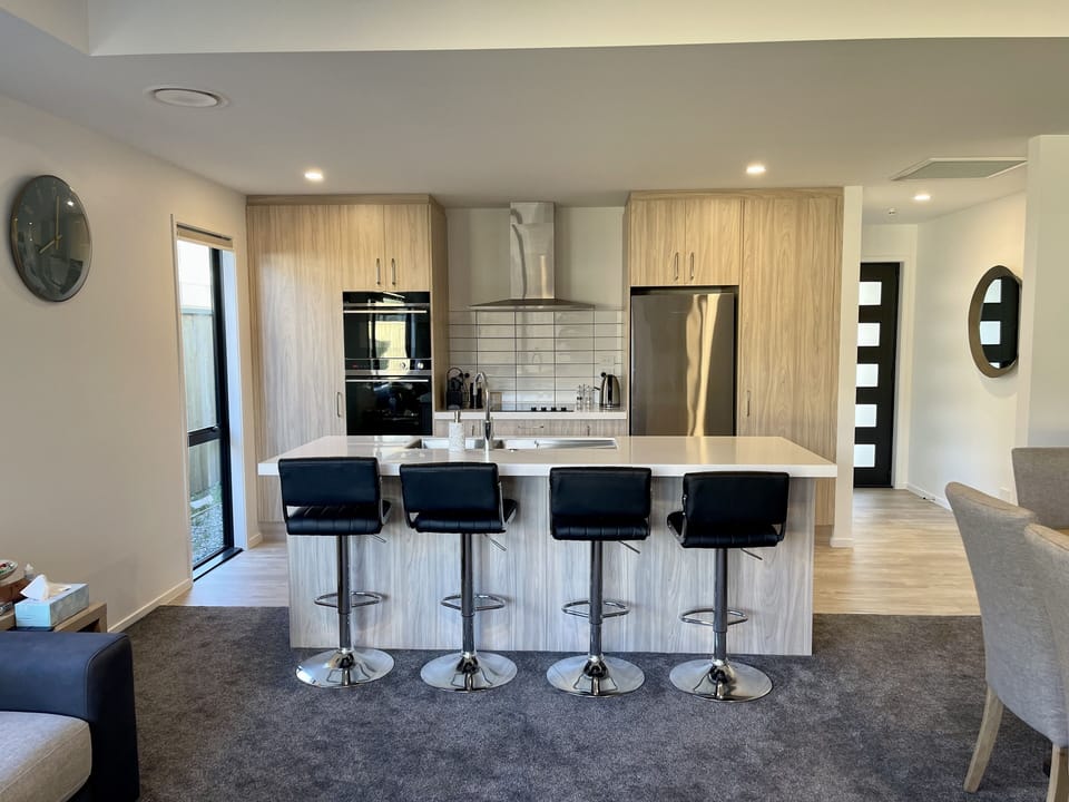 Kitchen & Breakfast Bar