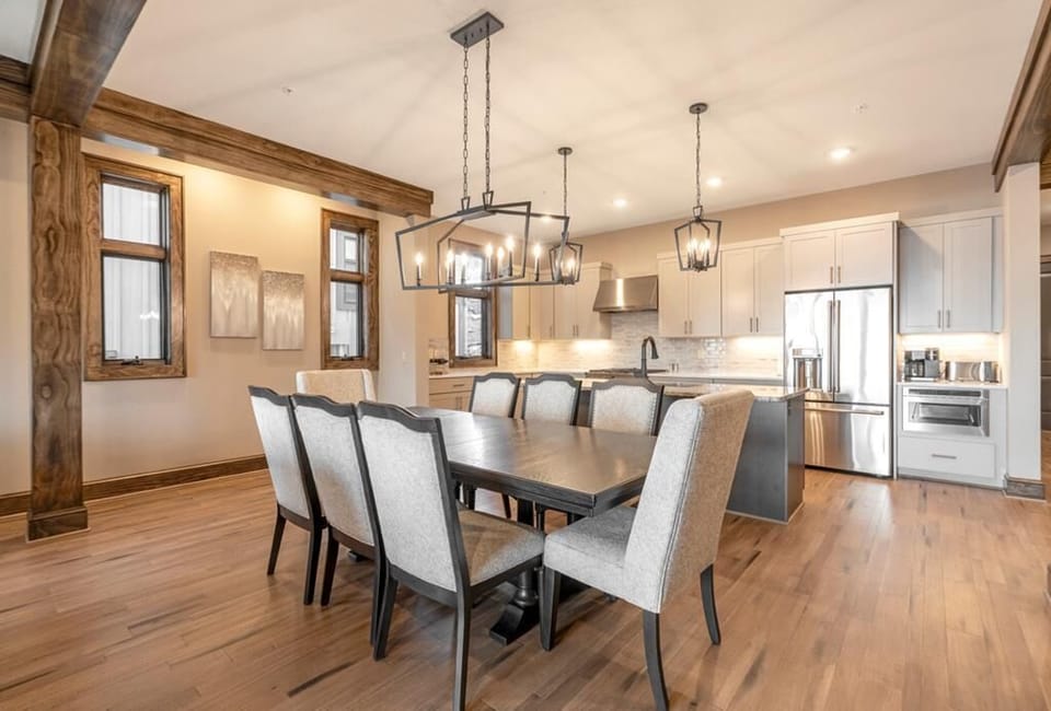 Dining Room Area--- Dining for 8 People 