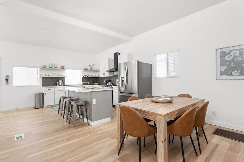 Dining Area: Enjoy meals in this stylish space with ample light and a chic six-seater table!