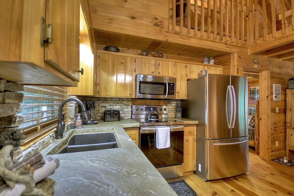 Beautiful stone countertops and granite applicances at this GA cabin rental