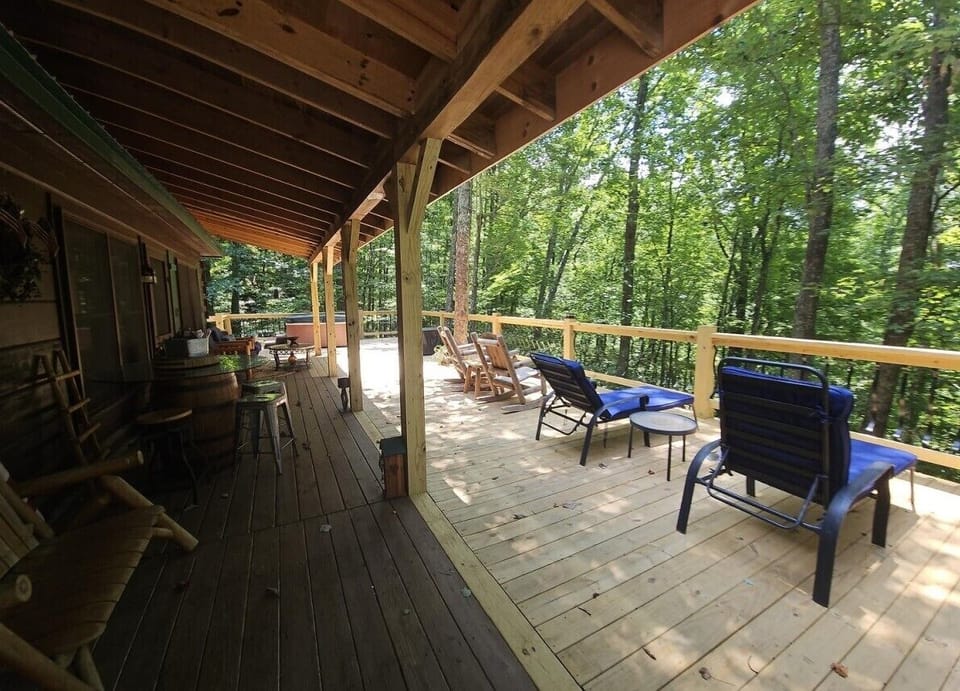 Expansive new back deck with tons of seating for everyone to enjoy their North GA Mountain vacation