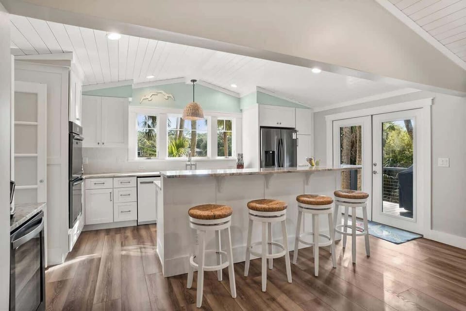 Kitchen and Island Bar