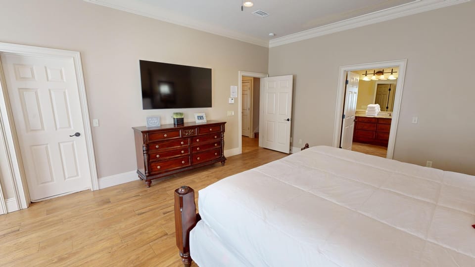 Master Bedroom (1st Floor)