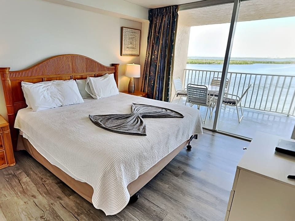 Primary Bedroom - King Bed, Balcony Access, En Suite Bathroom + TV